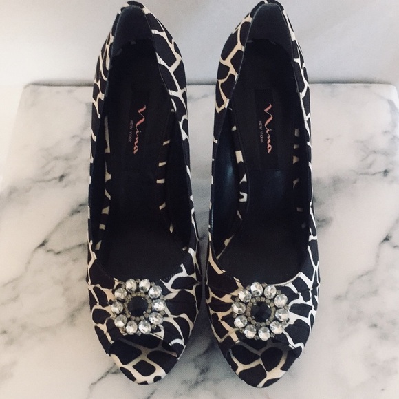 Black & white Nina New York  platform heels. - Picture 3 of 5